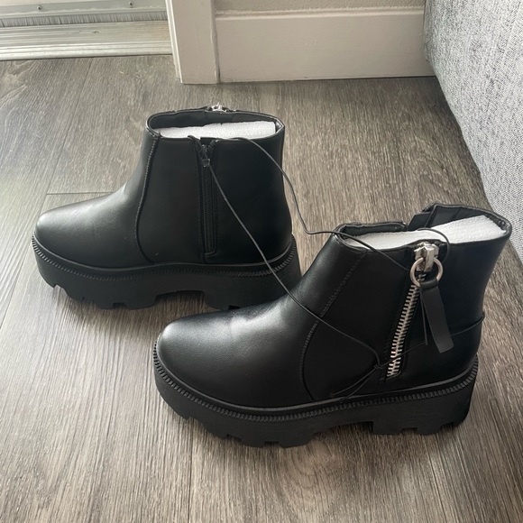 Forever21 - Black Lug Booties - New w/ tags - Picture 6 of 7